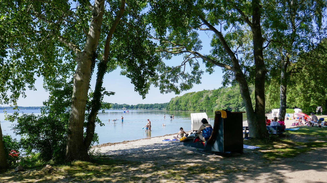 Badestelle auf der Prinzeninsel: Der Große Plöner See lädt hier zur Abkühlung ein.