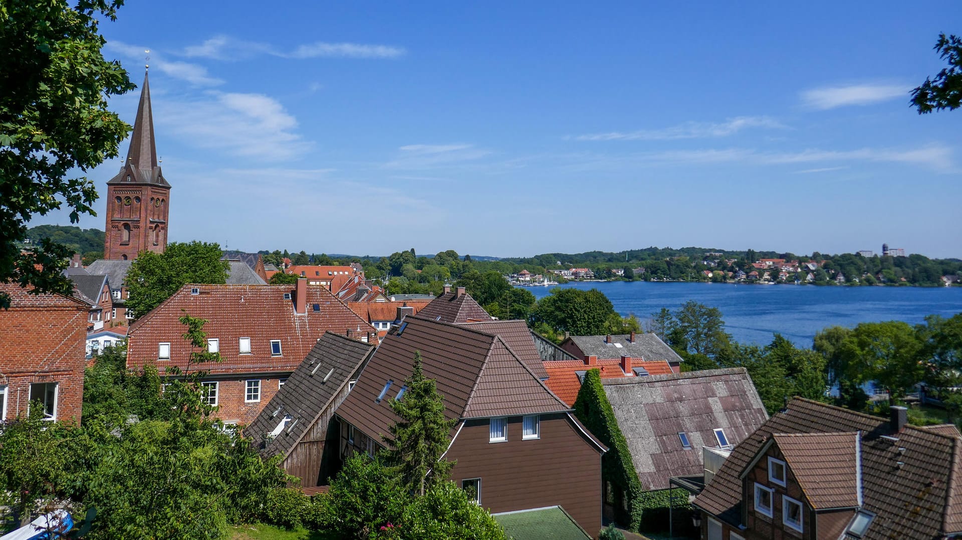 Blick vom Schlossberg in Plön: Die Bezeichnung "Holsteinische Schweiz" geht auf einen findigen Geschäftsmann im 19. Jahrhundert zurück.