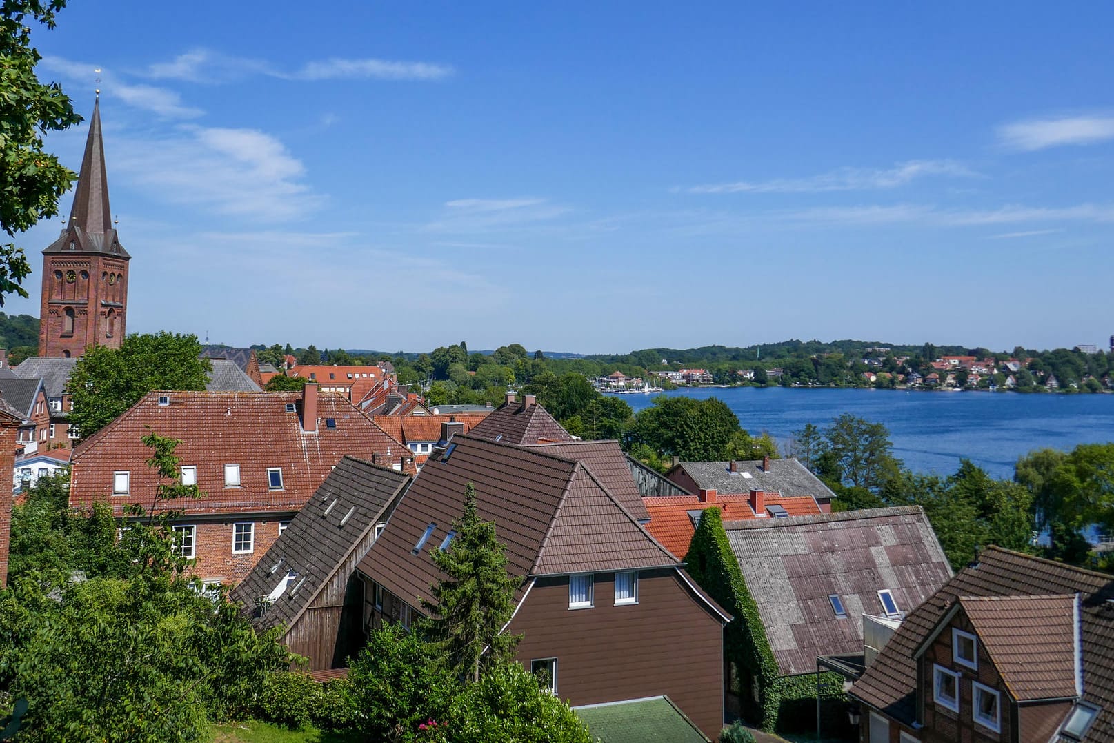 Blick vom Schlossberg in Plön: Die Bezeichnung "Holsteinische Schweiz" geht auf einen findigen Geschäftsmann im 19. Jahrhundert zurück.