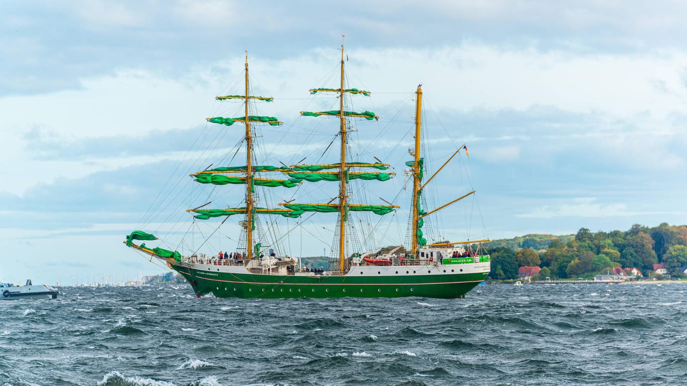 Die Alexander von Humboldt ll läuft in die Kieler Förde ein (Archivbild): Das Segelschulschiff soll die Windjammerparade anführen.