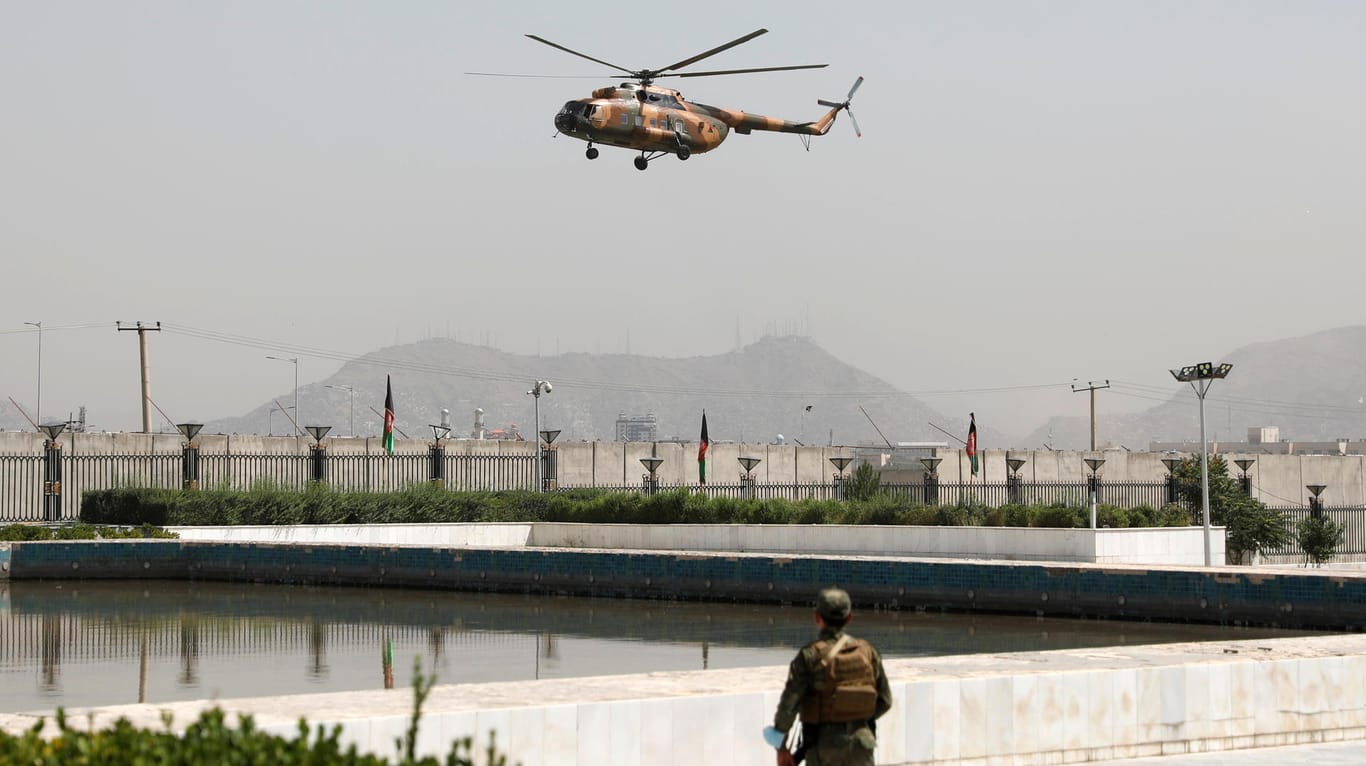 Militärhelikopter über Kabul: Präsident Ashraf Ghani soll mit vier Autos und einem Helikopter voller Geld geflohen sein.