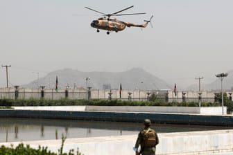 Militärhelikopter über Kabul: Präsident Ashraf Ghani soll mit vier Autos und einem Helikopter voller Geld geflohen sein.