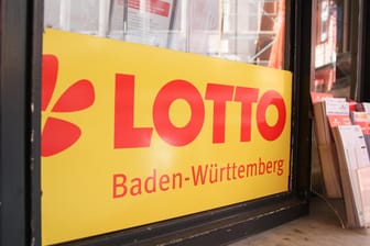 Lotto-Schild: Ein Mann aus Baden-Württemberg hat über zehn Millionen Euro gewonnen.