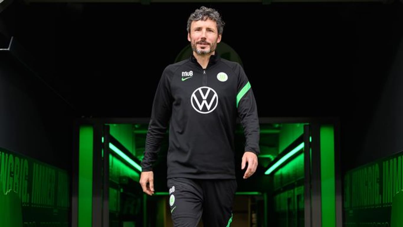 Wolfsburg-Trainer Mark van Bommel hat da was verwechselt.