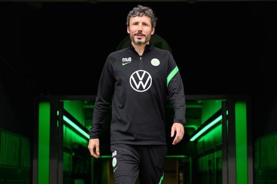 Wolfsburg-Trainer Mark van Bommel hat da was verwechselt.