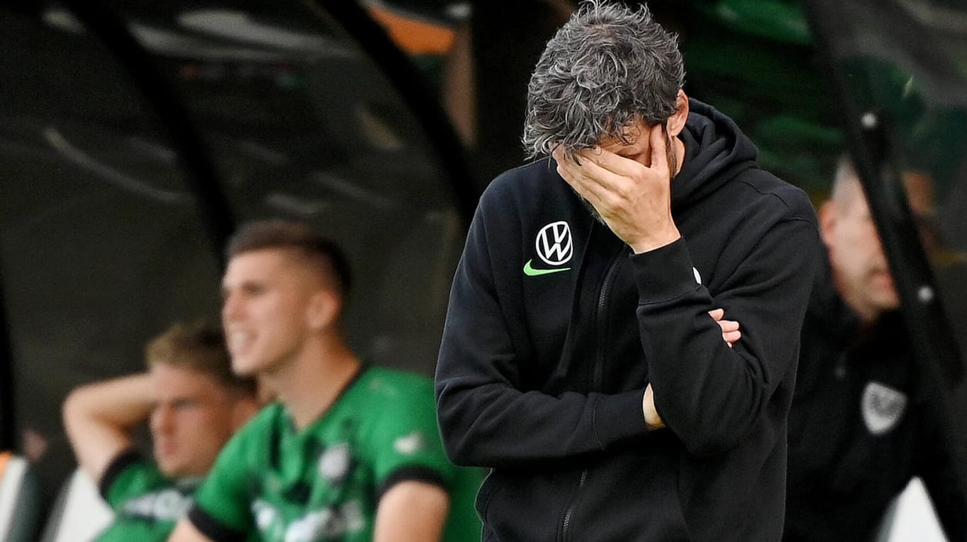 Völlig neben sich: Wolfsburg-Trainer van Bommel wird sein Wechselfehler gegen Münster zum Verhängnis.