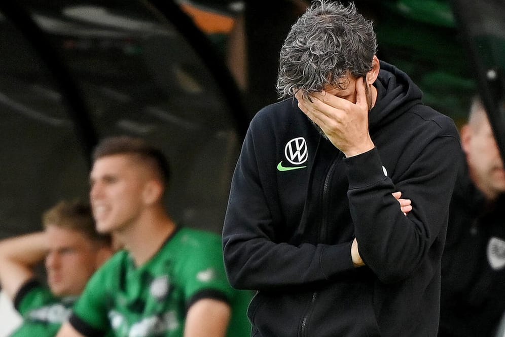 Völlig neben sich: Wolfsburg-Trainer van Bommel wird sein Wechselfehler gegen Münster zum Verhängnis.