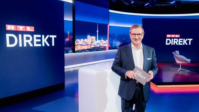 Moderator Jan Hofer steht im Studio der Nachrichtensendung "RTL Direkt".