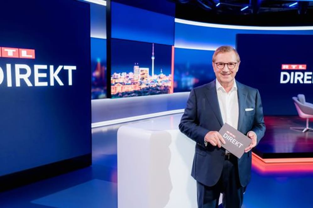 Moderator Jan Hofer steht im Studio der Nachrichtensendung "RTL Direkt".