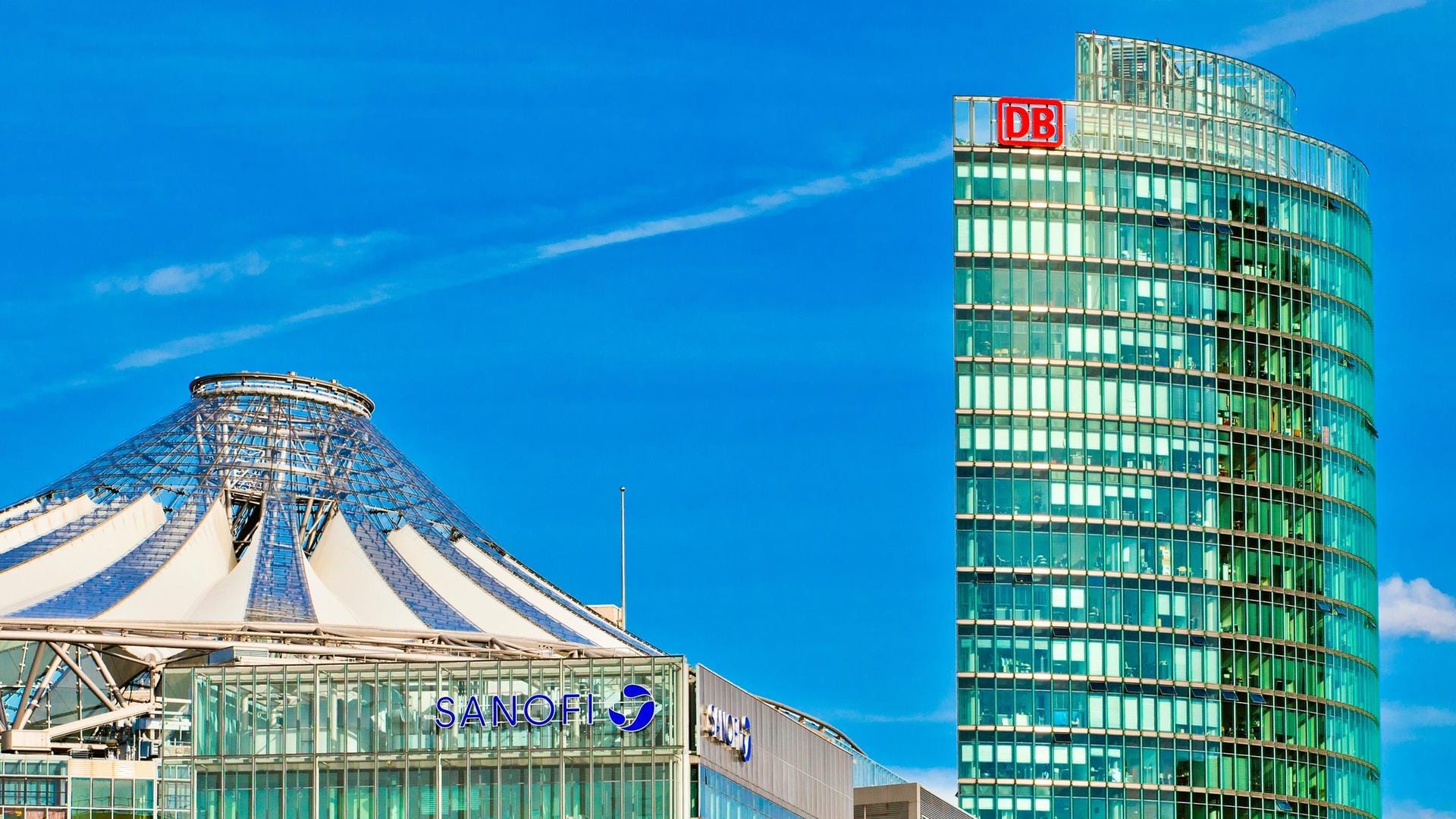 Vor dem Bahntower in Berlin geht es heute zur Sache.