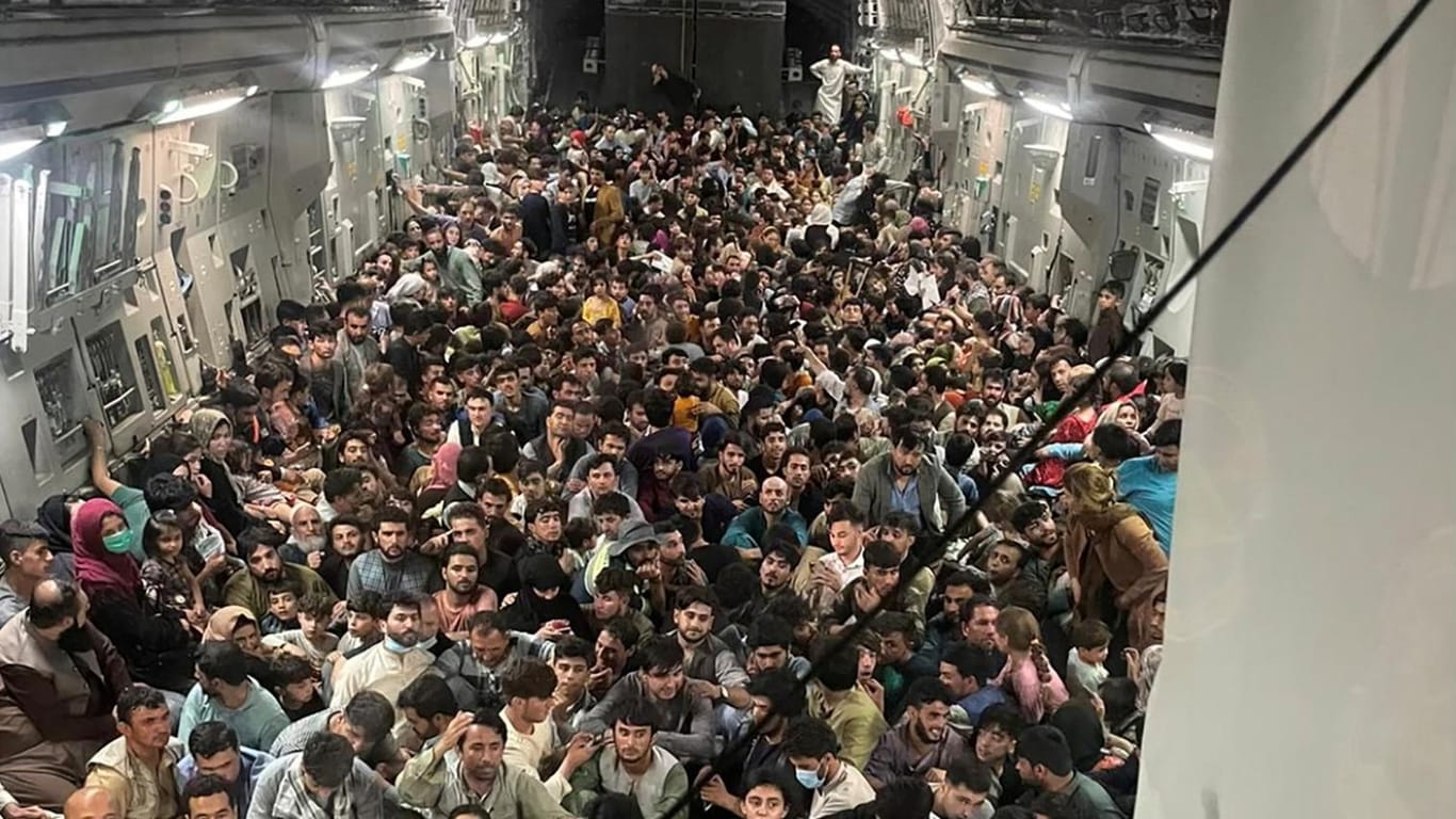 Hunderte Menschen in einem Flugzeug der US Air Force: Die panischen Menschen zogen sich über die halboffene Rampe in die Maschine.