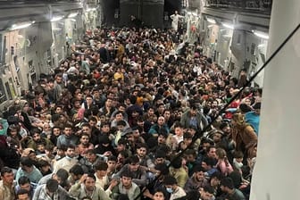 Hunderte Menschen in einem Flugzeug der US Air Force: Die panischen Menschen zogen sich über die halboffene Rampe in die Maschine.