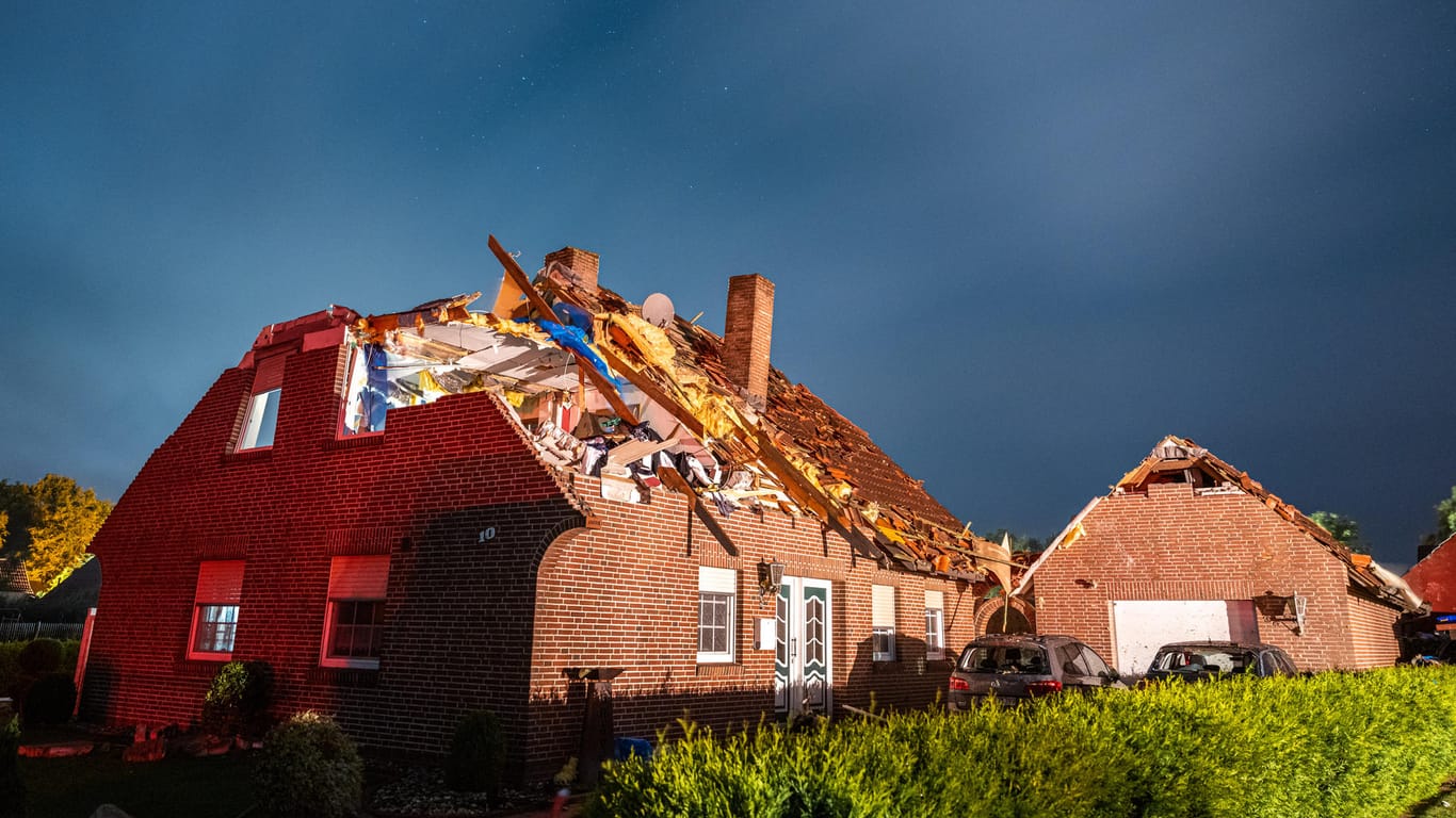 Ein stark beschädigtes Haus dessen Dach abgedeckt wurde: Ein heftiger Sturm hat in der Gemeinde Großheide in Ostfriesland eine Schneise der Verwüstung hinterlassen.