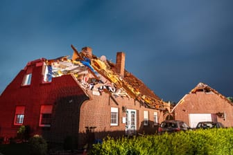 Ein stark beschädigtes Haus dessen Dach abgedeckt wurde: Ein heftiger Sturm hat in der Gemeinde Großheide in Ostfriesland eine Schneise der Verwüstung hinterlassen.