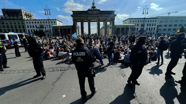 Umweltschützer protestieren am Brandenburger Tor Umweltschützer protestieren am Brandenburger Tor
