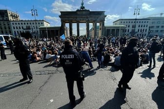 Umweltschützer protestieren am Brandenburger Tor