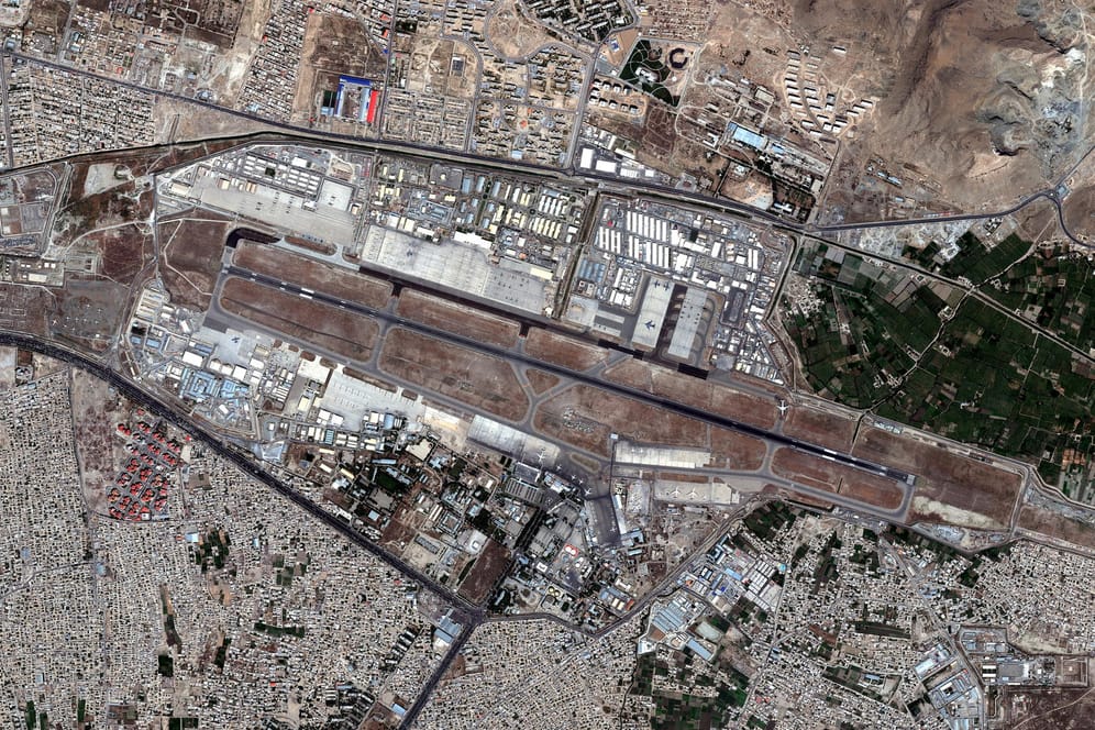 Ein Satellitenbild des Flughafens von Kabul: Erste deutsche Staatsbürger wurden in der Nacht von der Bundeswehr ausgeflogen.