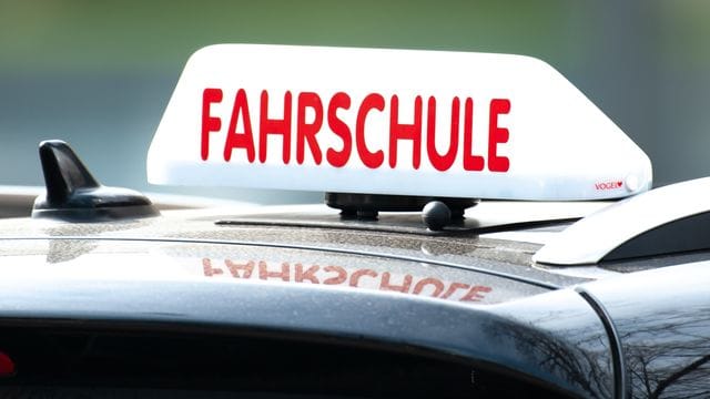 Schriftzug "Fahrschule"