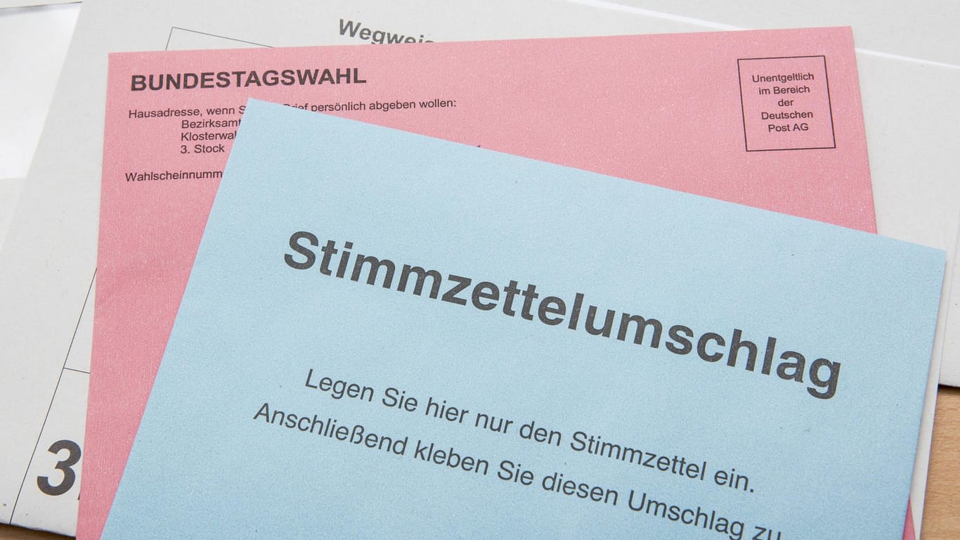 Amtliche Briefwahlunterlagen für den Wahlkreis 18 - Hamburg Mitte (Archivbild): An 13 Wahldienststellen können die Unterlagen beantragt werden.