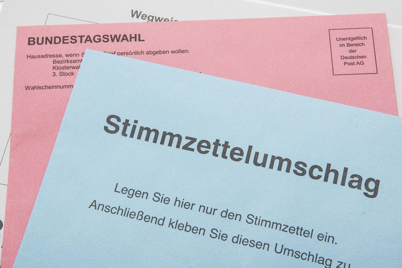 Amtliche Briefwahlunterlagen für den Wahlkreis 18 - Hamburg Mitte (Archivbild): An 13 Wahldienststellen können die Unterlagen beantragt werden.