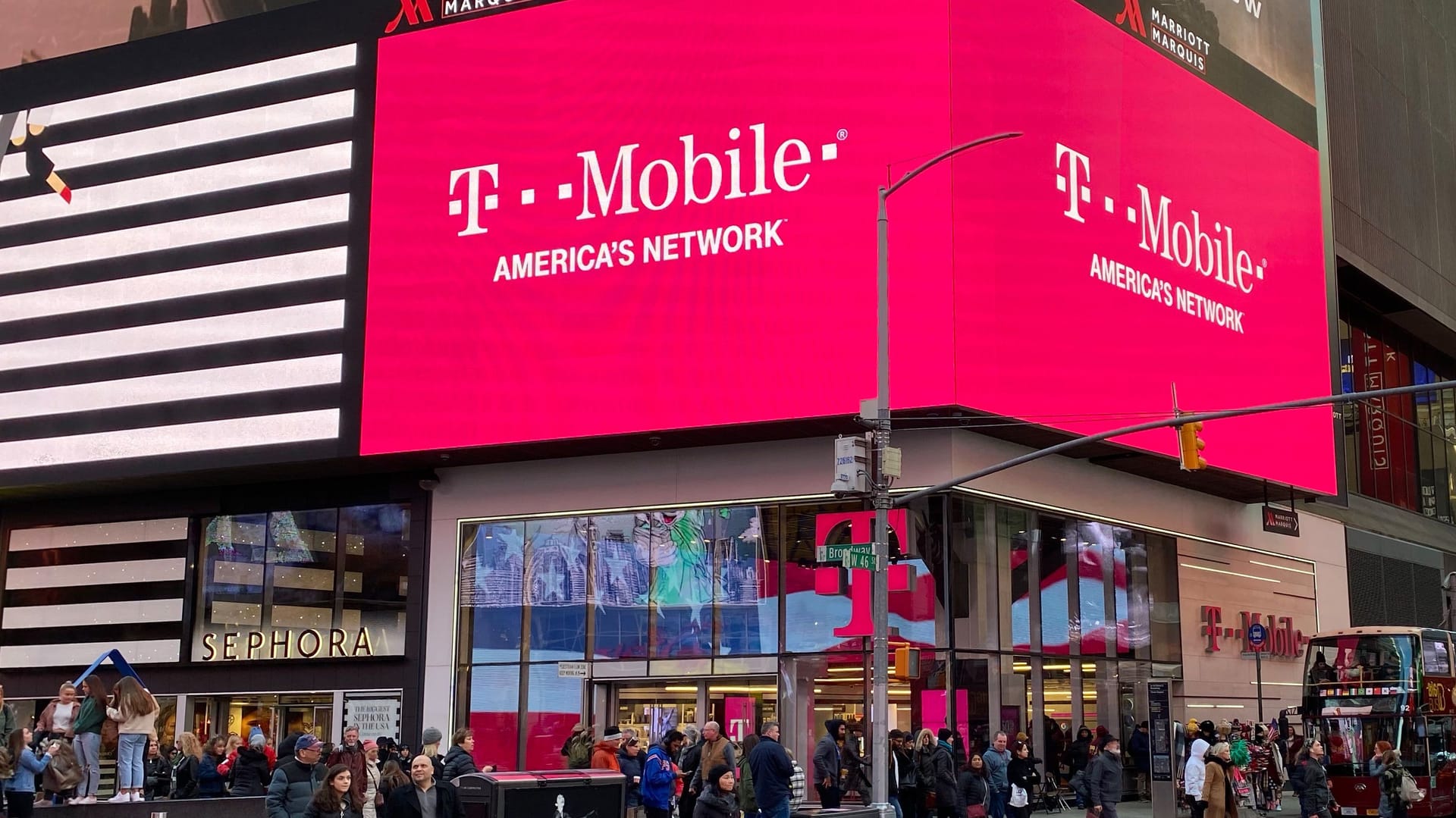 Eine Filiale des Mobilfunkproviders T-Mobile: Die US-amerikanische Telekom-Tochter T-Mobile US ist Opfer einer Cyberattacke geworden.