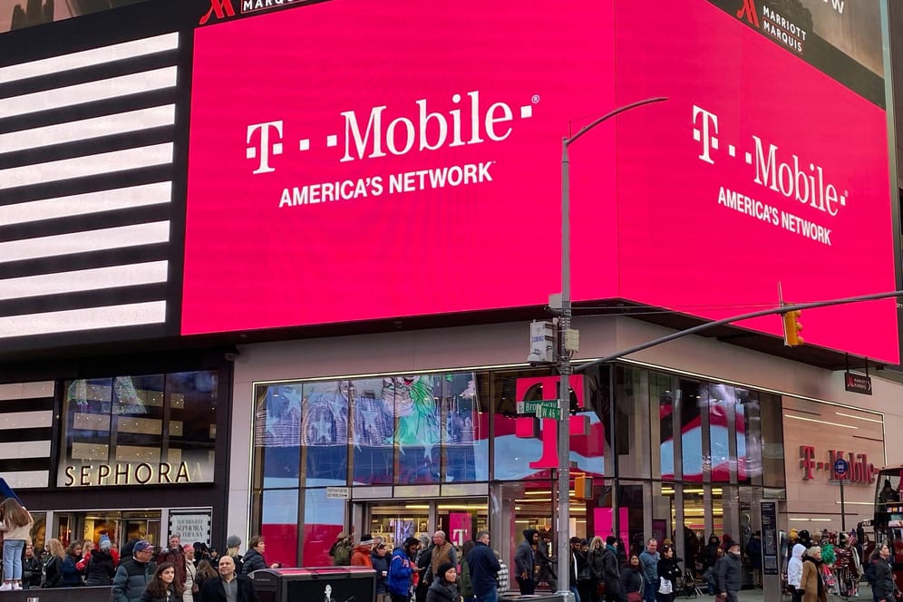 Eine Filiale des Mobilfunkproviders T-Mobile: Die US-amerikanische Telekom-Tochter T-Mobile US ist Opfer einer Cyberattacke geworden.