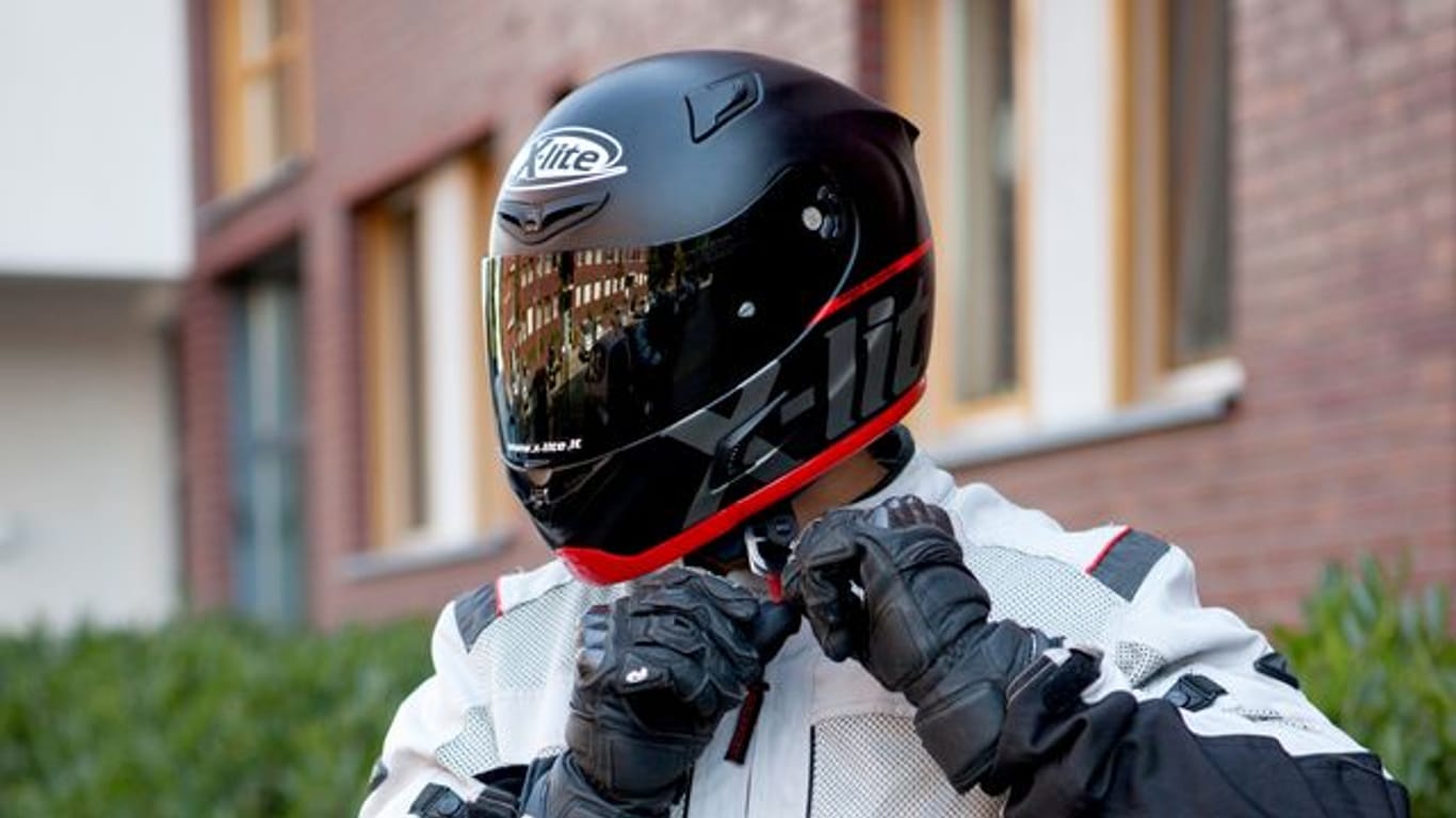 Wenn Insekten zu Projektilen werden: Experten raten, das Helmvisier beim Motorradfahren immer geschlossen zu halten.