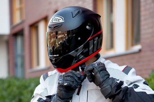 Wenn Insekten zu Projektilen werden: Experten raten, das Helmvisier beim Motorradfahren immer geschlossen zu halten.