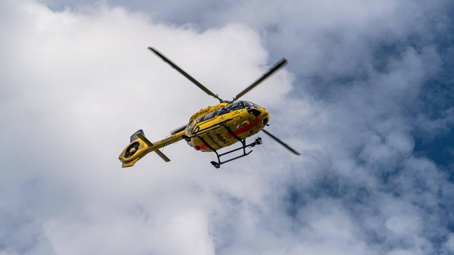 Ein Rettungshubschrauber (Symbolbild): Bei Bonn wurde eine Radfahrerin bei einem Unfall schwer verletzt. Ein Rettungshubschrauber (Symbolbild): Bei Bonn wurde eine Radfahrerin bei einem Unfall schwer verletzt.