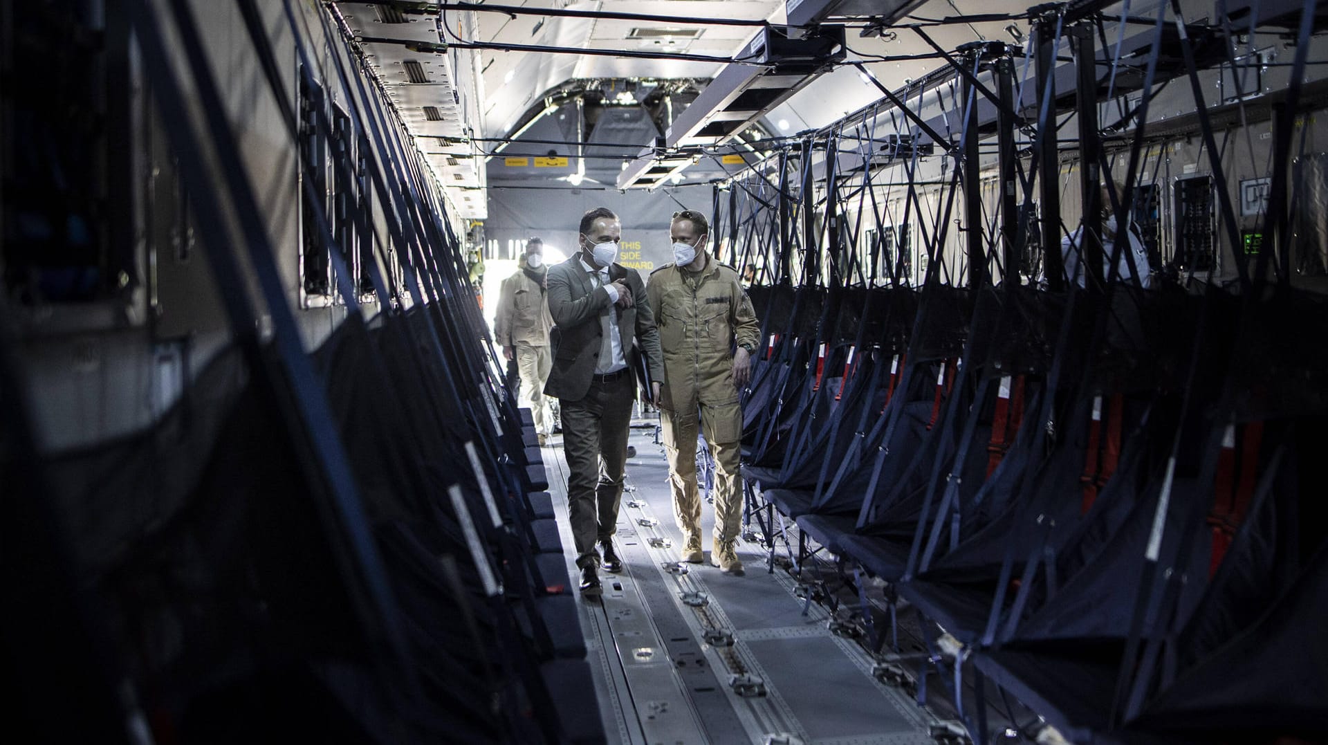 Blick in einen Airbus A400M, hier bei einem Termin mit Außenminister Heiko Maas im April: Bis zu 150 Menschen haben bei Evakuierungen Platz.