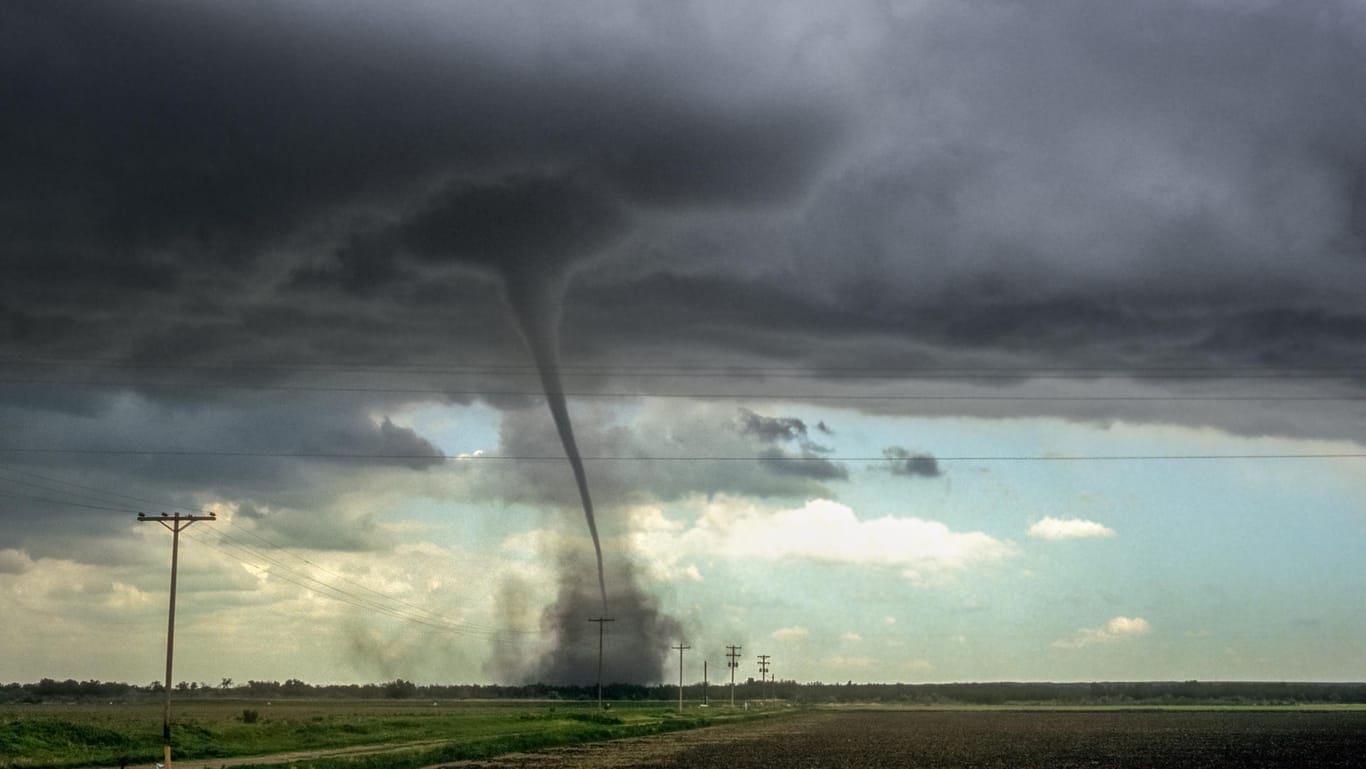 Bedrohliches Bild, gruselige Vorstellung: Ein Tornado rast über ein Feld im US-amerikanischen Bundesstaat Colorado.