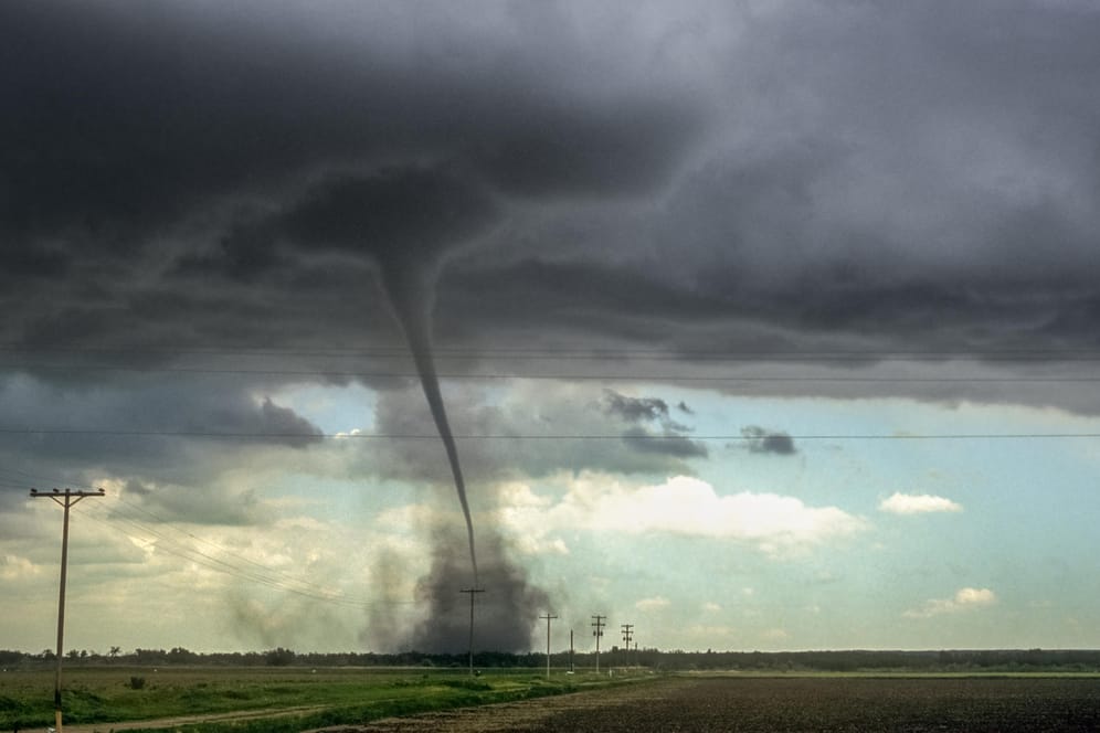 Bedrohliches Bild, gruselige Vorstellung: Ein Tornado rast über ein Feld im US-amerikanischen Bundesstaat Colorado.