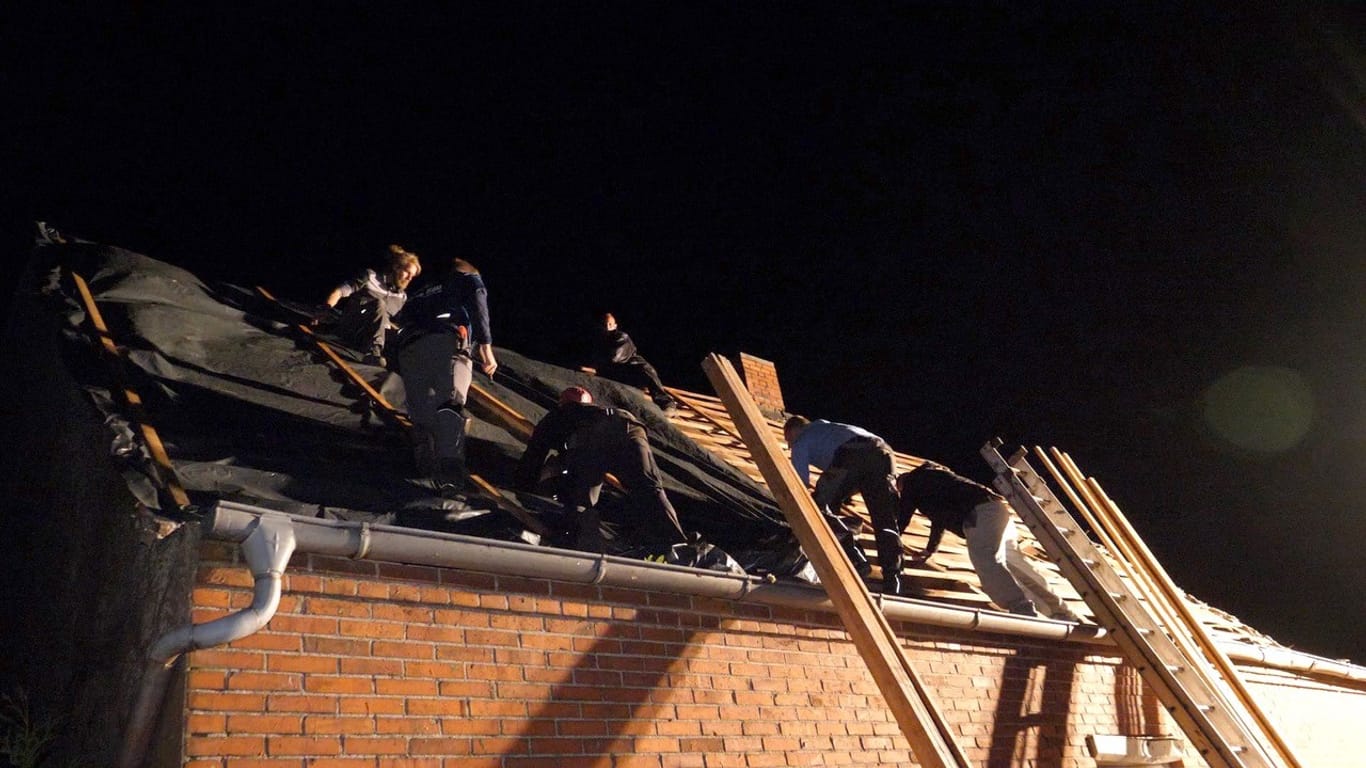Noch in der Nacht haben Angestellte eines Dachdeckerbetriebs Dächer regensicher gemacht.