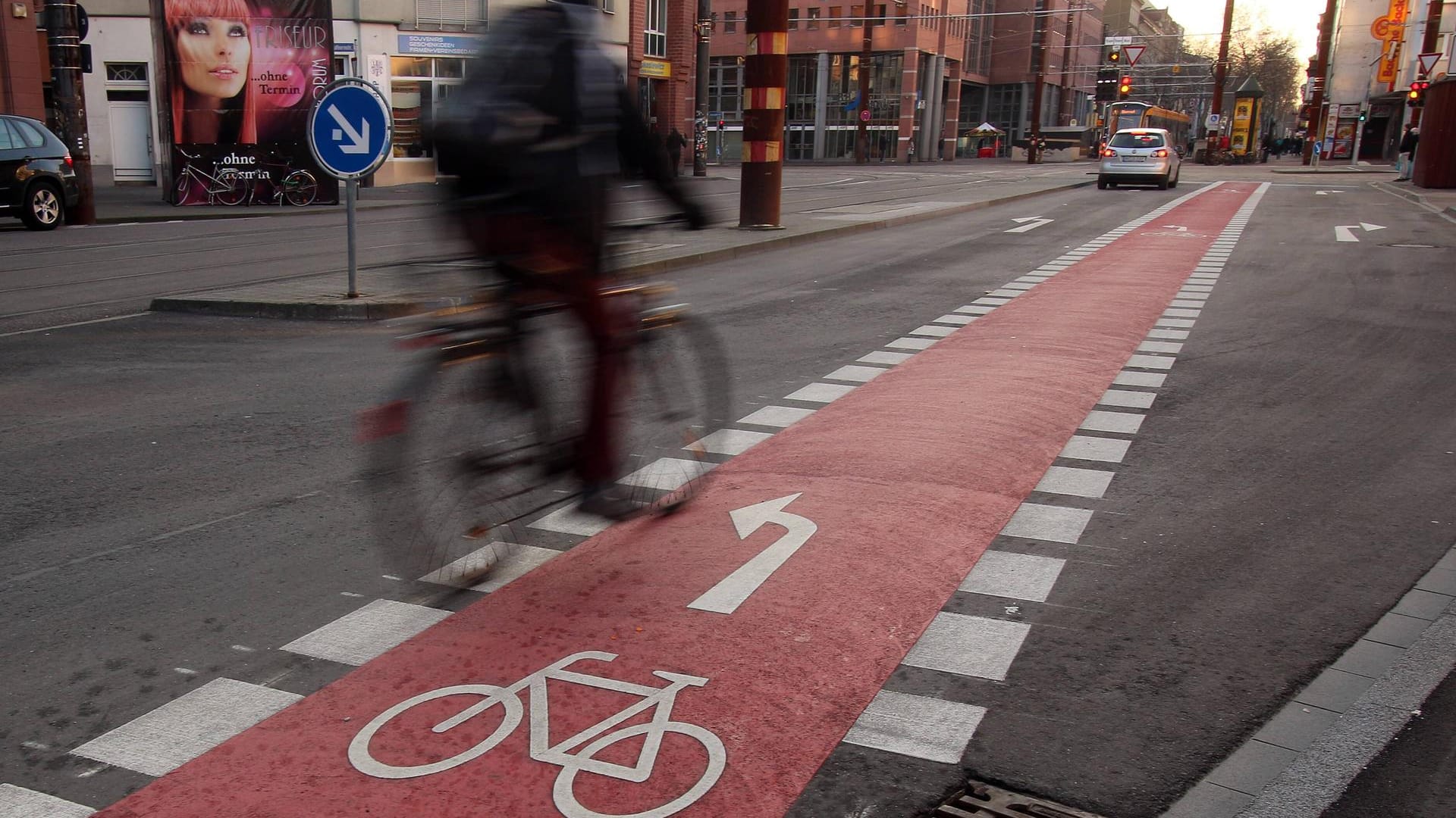 Radfahrer auf dem Radweg auf der Kaiserstraße (Symbolbild): Auf dieser Straße soll die Verfolgung durch den schwarzen SUV begonnen haben.