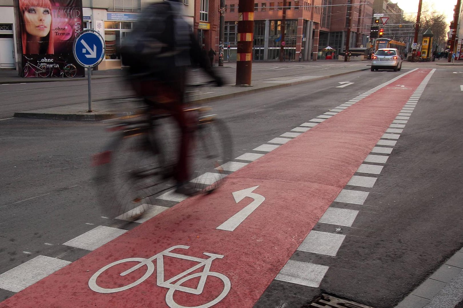 Radfahrer auf dem Radweg auf der Kaiserstraße (Symbolbild): Auf dieser Straße soll die Verfolgung durch den schwarzen SUV begonnen haben.