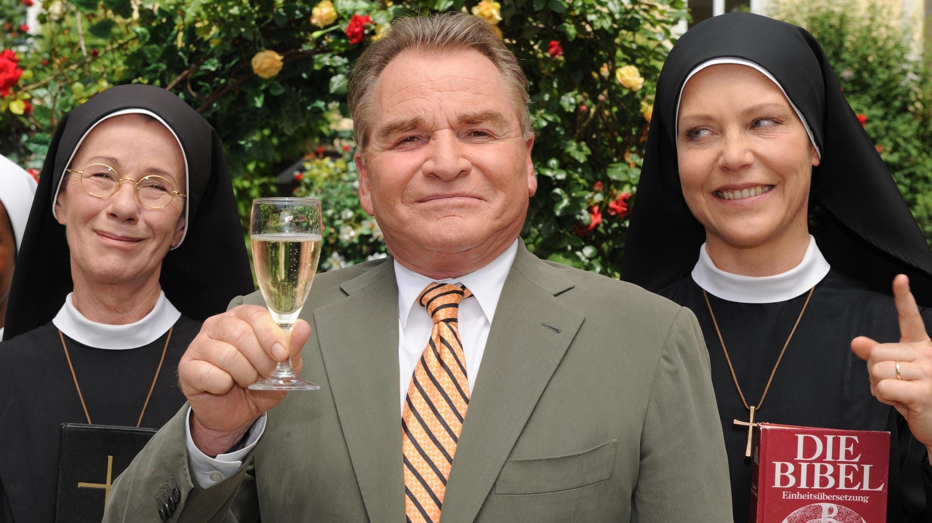 "Um Himmels Willen": Die Schauspieler Karin Gregorek (l-r), Fritz Wepper und Janina Hartwig während einer Drehpause zur ARD-Serie.