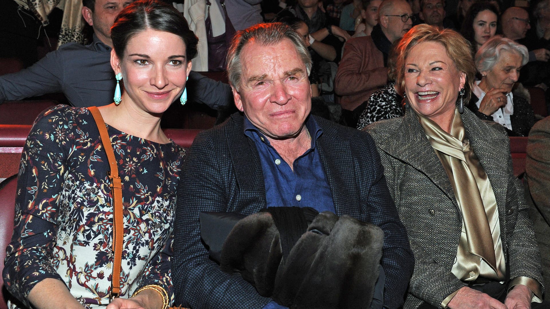 Bayern, München: Der Schauspieler Fritz Wepper, seine mittlerweile verstorbene Frau Angela (r) und ihre Tochter Sophie bei der Premiere des Winterprogramms im Circus Krone.