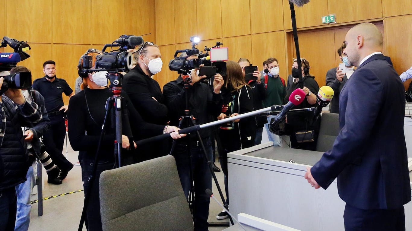 Prozessauftakt in Essen: Der Pressesprecher des Landgerichts beantwortet vor Prozessbeginn Fragen der Journalisten.