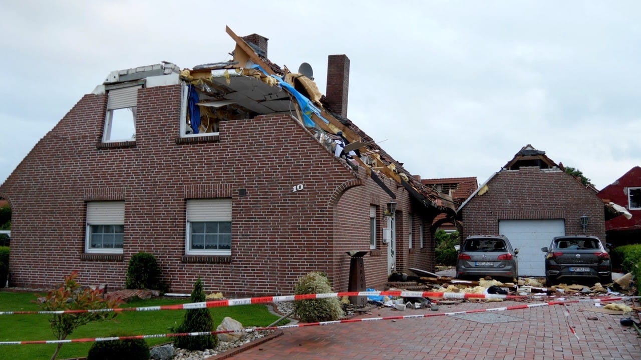 Das Haus der Familie am Dienstag: Großheide wurde von einem Sturm schwer beschädigt.