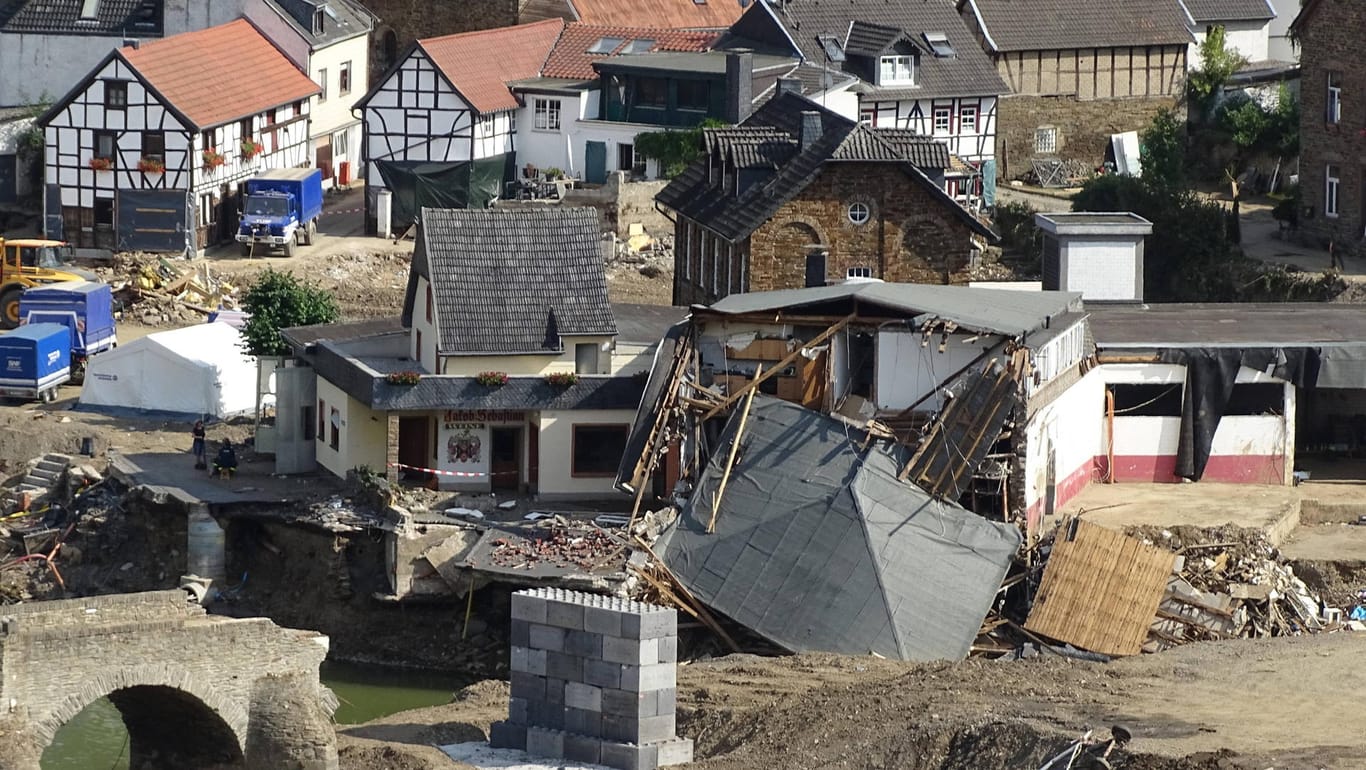 Von der Jahrhundertflut zerstörte Häuser: Die Aussetzung der Insolvenzantragspflicht soll verlängert werden.