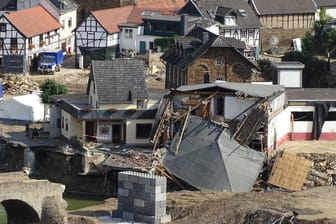 Von der Jahrhundertflut zerstörte Häuser: Die Aussetzung der Insolvenzantragspflicht soll verlängert werden.