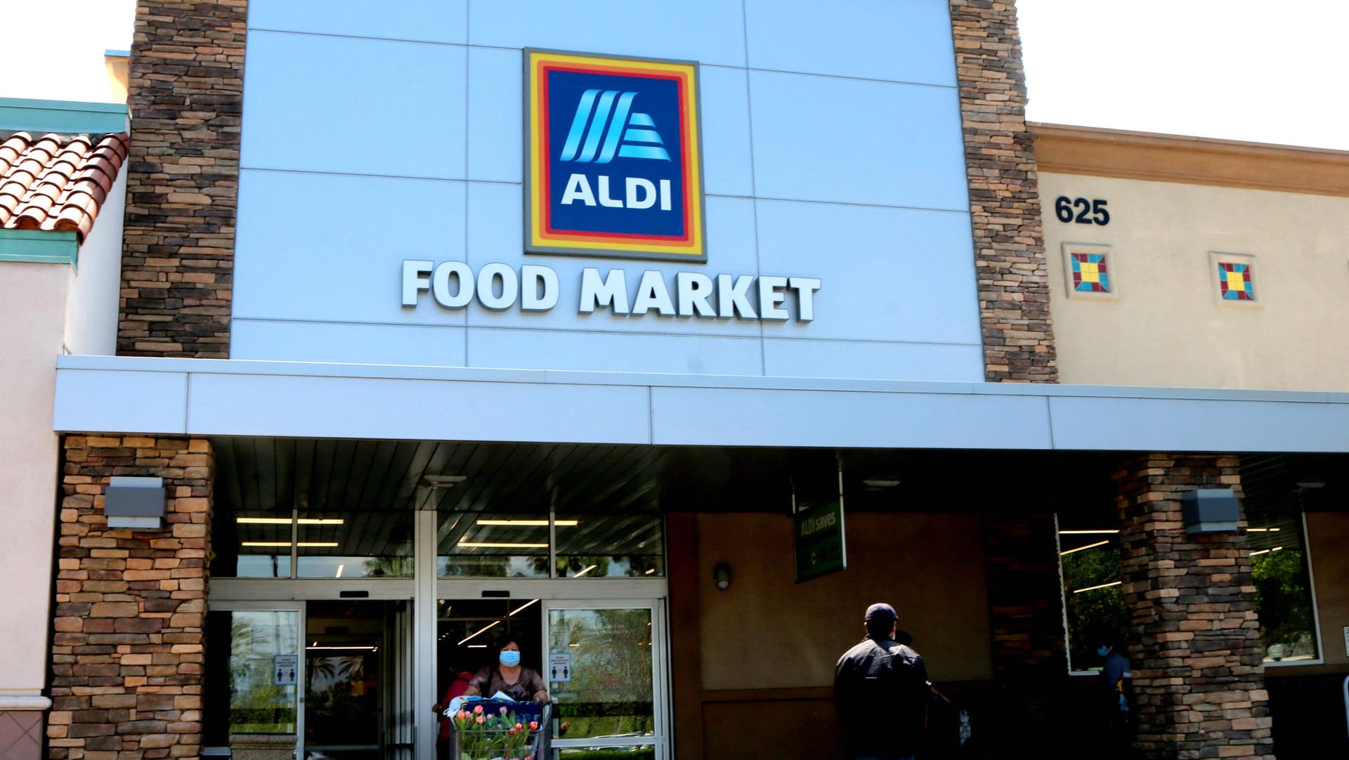 Aldi-Filiale im US-amerikanischen San Bernardino, Kalifornien (Symbolbild): Die deutsche Discounterkette schafft zehntausende neue Stellen.