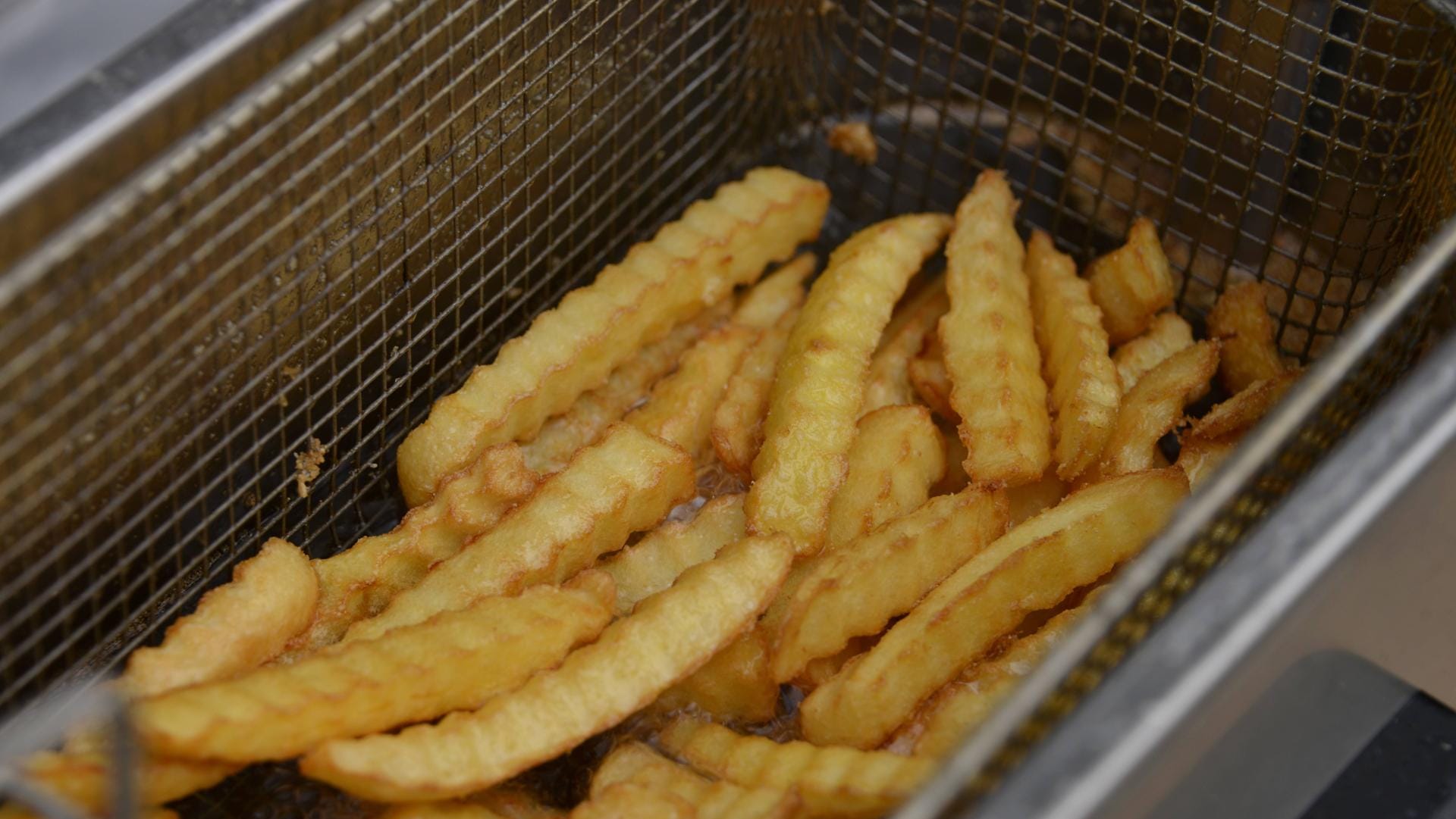 Pommes Frites in einer Fritteuse (Symbolbild): Der Imbissmitarbeiter verletzte sich an beiden Schienbeinen. Pommes Frites in einer Fritteuse (Symbolbild): Der Imbissmitarbeiter verletzte sich an beiden Schienbeinen.