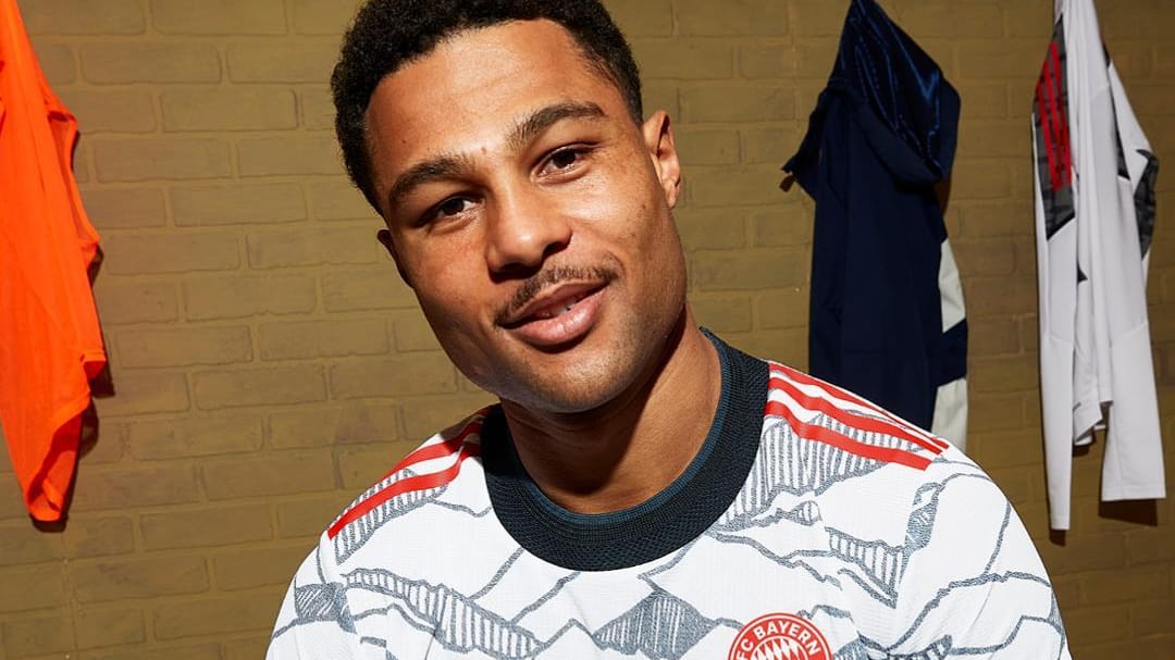 Serge Gnabry: Der Flügelstürmer präsentiert den Fans das neue Bayern-Trikot.