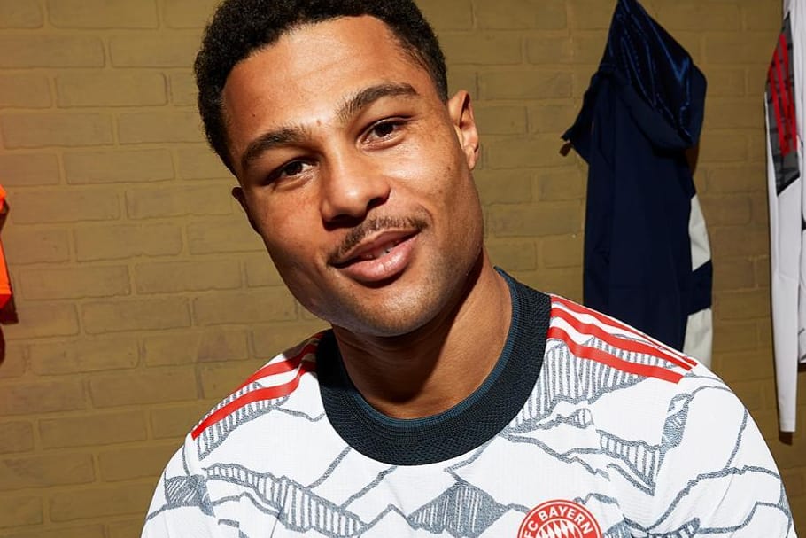 Serge Gnabry: Der Flügelstürmer präsentiert den Fans das neue Bayern-Trikot.