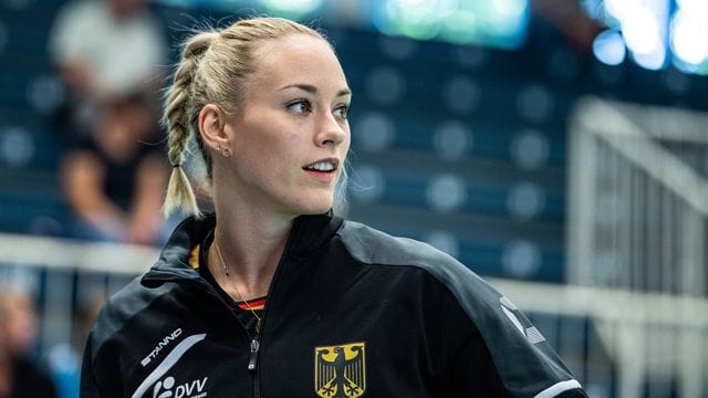 Diesmal wollen Louisa Lippmann und die deutschen Volleyballerinnen die EM-Medaillenspiele nicht aus der Zuschauerrolle verfolgen. Diesmal wollen Louisa Lippmann und die deutschen Volleyballerinnen die EM-Medaillenspiele nicht aus der Zuschauerrolle verfolgen.