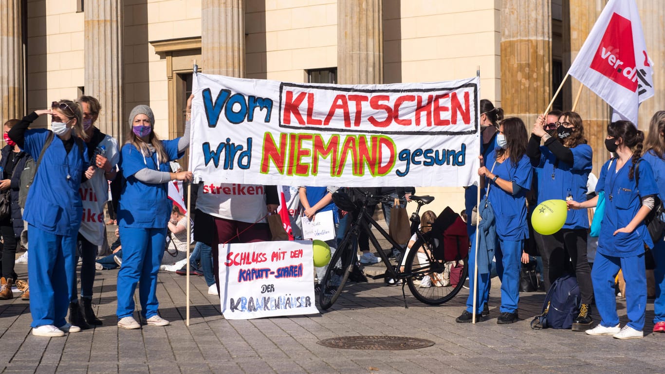 Beschäftigte von Charité und Vivantes bei einer Demonstration in Berlin-Mitte (Symbolbild): Sie wollen ab Montag streiken.