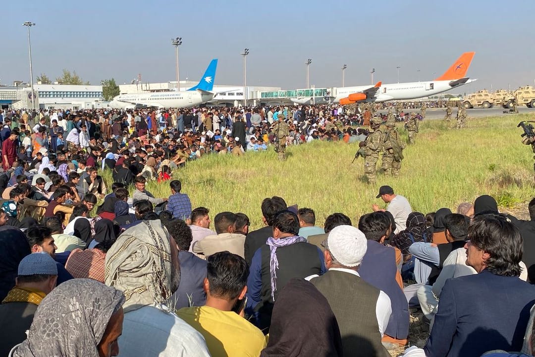 US-Soldaten bewachen eine Absperrung am internationalen Flughafen in Kabul.