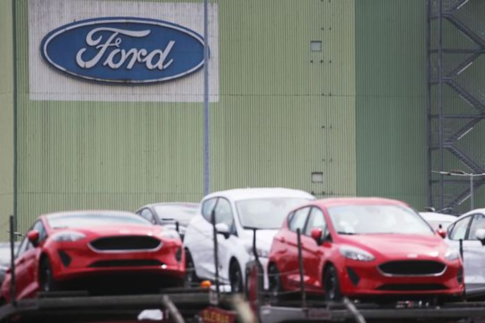 Neu gebaute Autos stehen auf Lastwagen vor dem Ford-Werk (Archivbild): Wegen neuen Lieferproblemen muss die Produktion in Köln erneut ruhen.