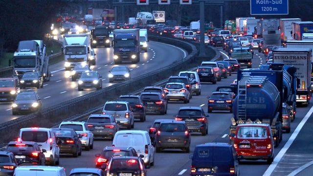 Autos und Lkw stehen im morgendlichen Berufsverkehr auf der Autobahn A555 im Stau (Symbolbild): Am Wochenende wird die Autobahn gesperrt. Autos und Lkw stehen im morgendlichen Berufsverkehr auf der Autobahn A555 im Stau (Symbolbild): Am Wochenende wird die Autobahn gesperrt.